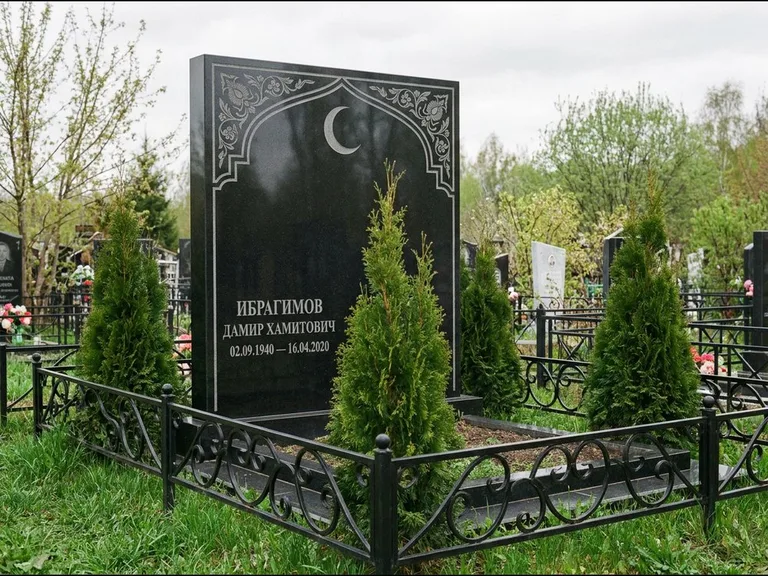 Памятник с гравировкой полумесяца — гравировка полумесяца в восточной арке с орнаментом, работа «Ибрагимов» в Томске