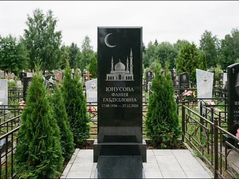 Памятник с гравировкой полумесяца — гравировка полумесяца над силуэтом мечети, работа «Юнусова» в Томске