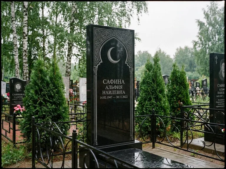 Памятник с гравировкой полумесяца — гравировка полумесяца в восточной арке с орнаментом, работа «Сафина» в Томске