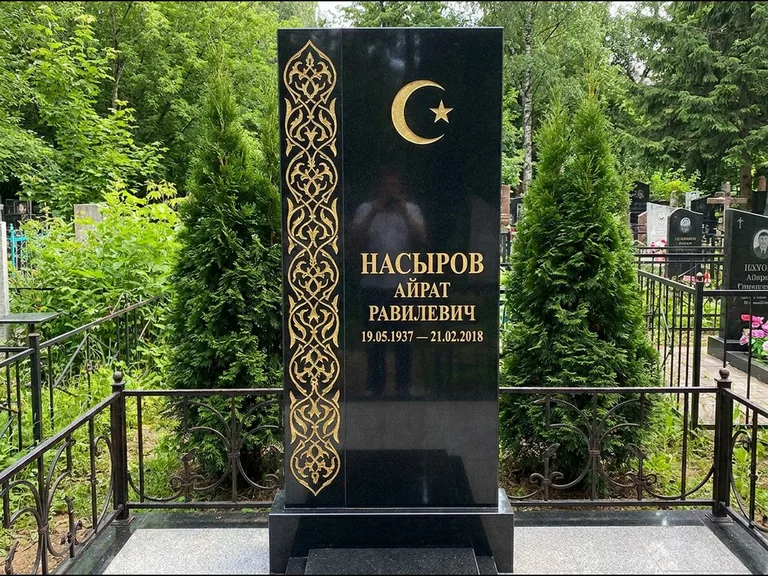 Памятник с гравировкой полумесяца — золочёный полумесяц и колонна растительного орнамента-ислими, работа «Насыров» в Томске