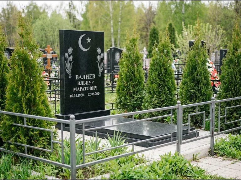 Памятник с гравировкой полумесяца — гравировка полумесяца со звездой и тюльпанами по бокам, работа «Валиев» в Томске
