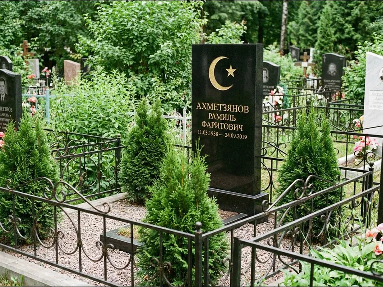 Памятник с гравировкой полумесяца — золочёная гравировка полумесяца со звездой в верхней части с, работа «Ахметзянов» в Томске