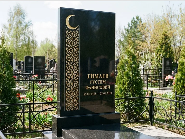Памятник с гравировкой полумесяца — золочёный полумесяц и колонна растительного орнамента-ислими, работа «Гимаев» в Томске