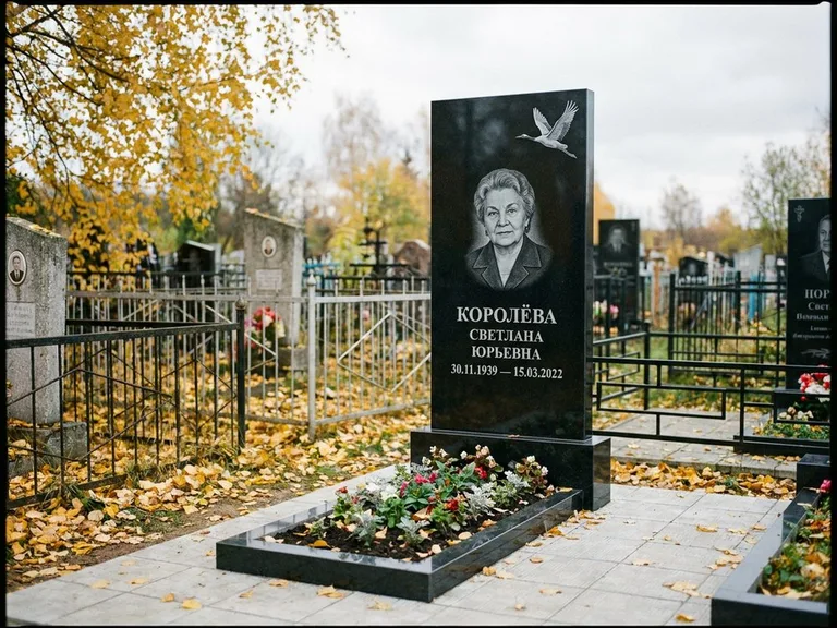 Памятник с гравировкой журавлей — белая гравировка клина журавлей, уходящего в верхний угол ст, работа «Королёва» в Томске