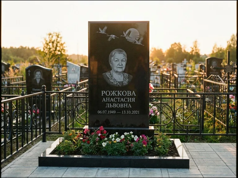 Памятник с гравировкой журавлей — гравировка клина журавлей на фоне солнечного диска, работа «Рожкова» в Томске