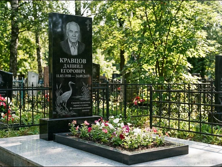 Памятник с гравировкой журавлей — гравировка журавля у камышей рядом с эпитафией, работа «Кравцов» в Томске