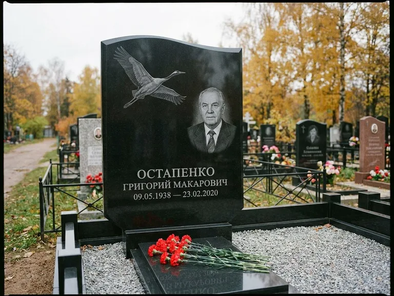 Памятник с гравировкой журавлей — гравировка журавлей, работа «Остапенко» в Томске