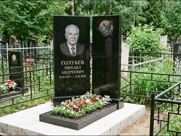 Памятник с гравировкой журавлей — гравировка клина журавлей на фоне солнечного диска, работа «Голубев» в Томске