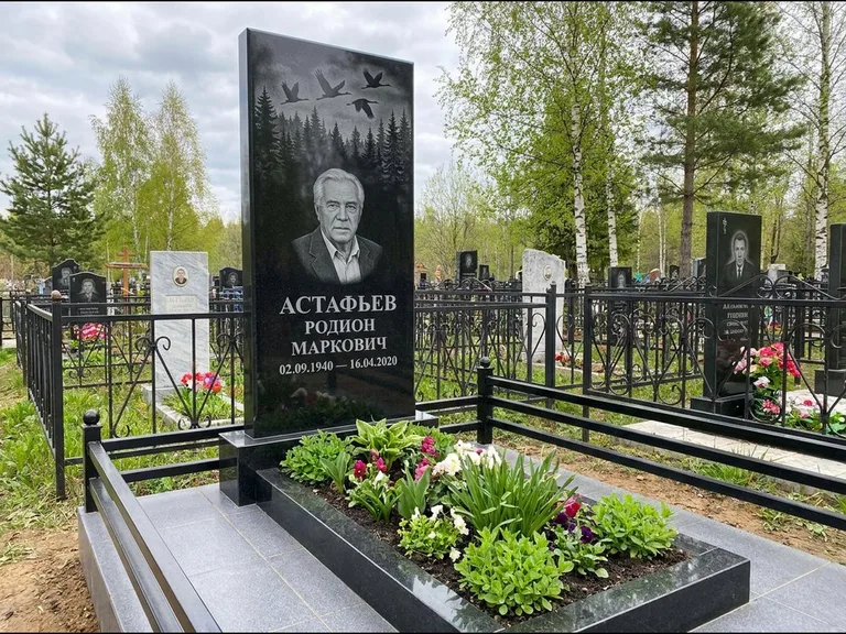 Памятник с гравировкой журавлей — гравировка силуэтов журавлей над еловым лесом, работа «Астафьев» в Томске