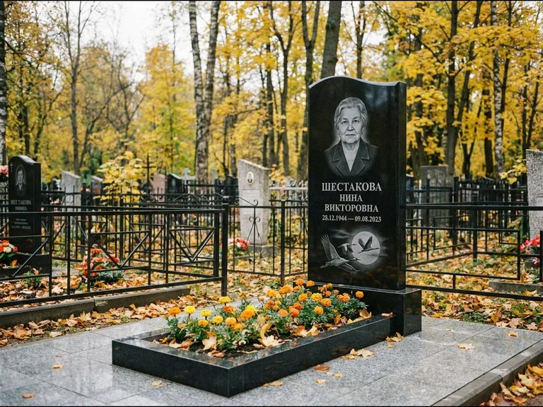 Памятник с гравировкой журавлей — гравировка клина журавлей на фоне солнечного диска, работа «Шестакова» в Томске