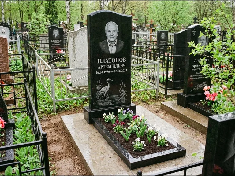 Памятник с гравировкой журавлей — гравировка журавля у камышей рядом с эпитафией, работа «Платонов» в Томске