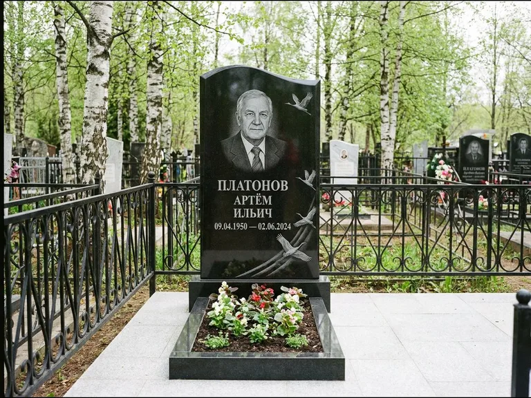 Памятник с гравировкой журавлей — гравировка трёх журавлей по диагонали через свободное поле с, работа «Платонов» в Томске