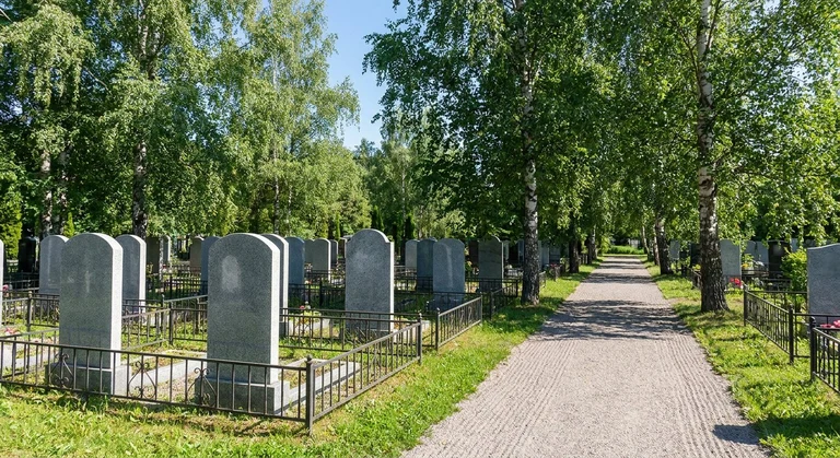 Памятники на Бигашевском кладбище в Альметьевске