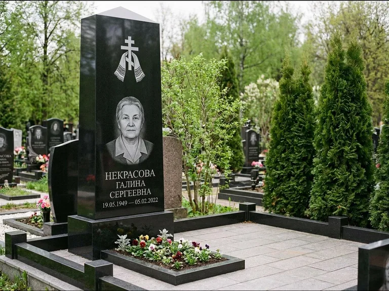 Памятник из чёрного гранита — стела-пилон с ажурным резным крестом, работа «Ерофеева» в Томске