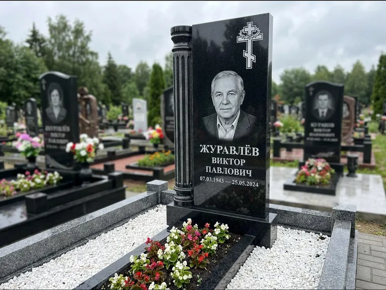 Памятник из чёрного гранита — семейный мемориал из двух стел с крестом с рушником, работа «Гущин» в Томске