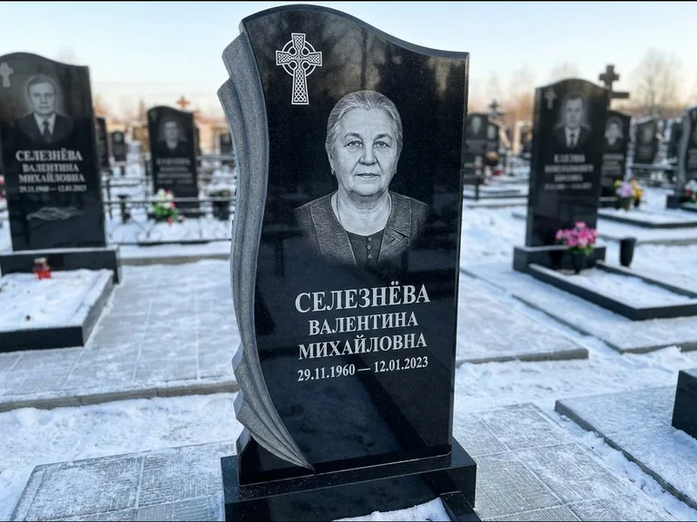 Памятник из чёрного гранита — восьмигранный обелиск с кельтским крестом, работа «Некрасова» в Томске