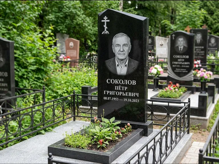 Памятник из чёрного гранита — полукруглая стела с крестом на Голгофе, работа «Журавлёв» в Томске