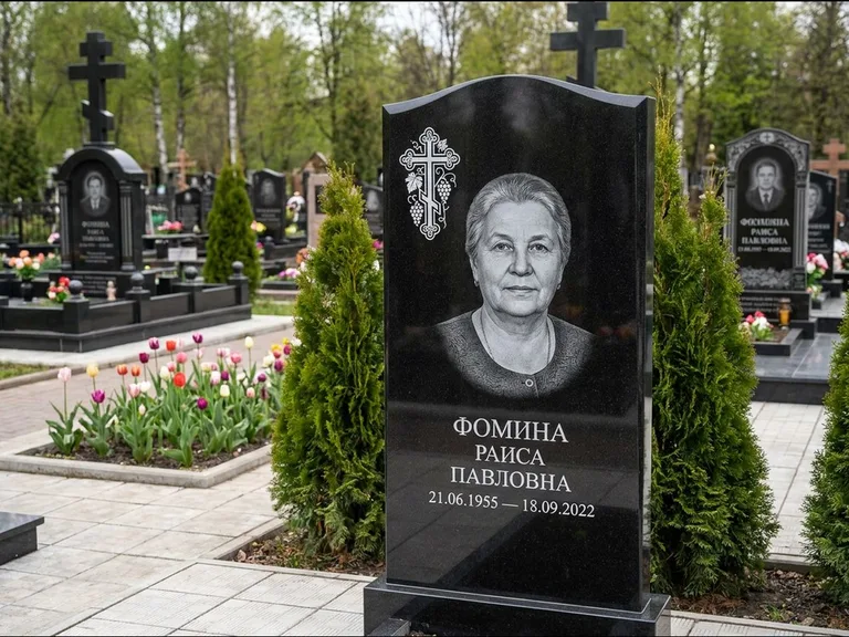 Памятник из чёрного гранита — двухцветная стела с крестом с распятием, работа «Одинцова» в Томске