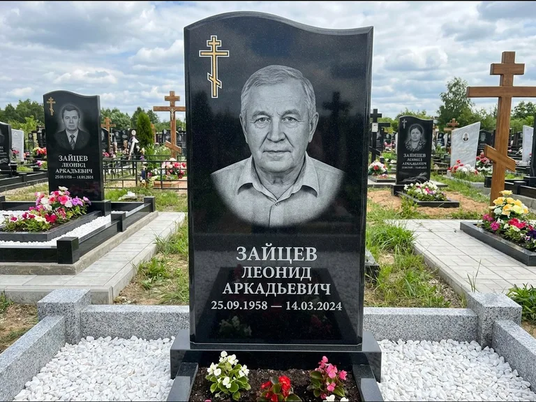 Памятник из чёрного гранита — горизонтальная семейная стела с аркой с процветшим крестом с виноградной лозой, работа «Верещагин» в Томске