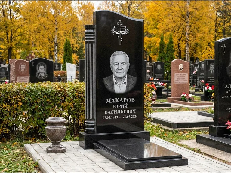 Памятник из чёрного гранита — асимметричная стела с крестом с рушником, работа «Панкратов» в Томске