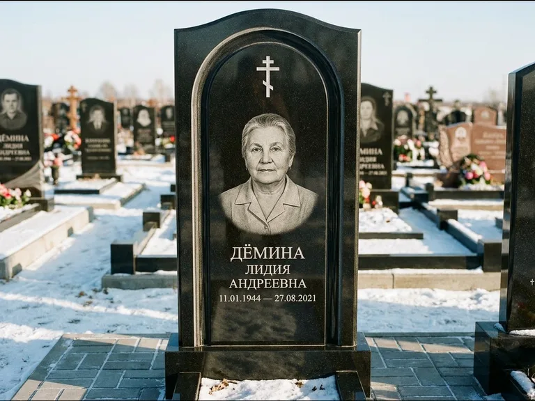 Памятник из чёрного гранита — стела-триптих с крестом с терновым венцом, работа «Ерофеева» в Томске