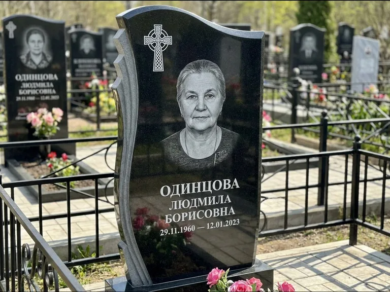Памятник из чёрного гранита — стела с портретным овалом с кельтским крестом, работа «Савельева» в Томске