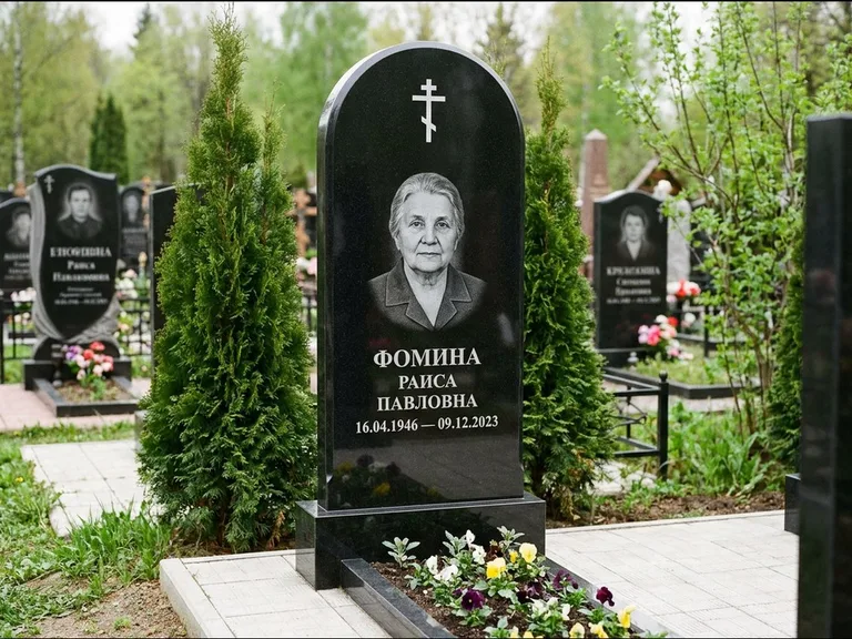 Памятник из чёрного гранита — вертикальная стела с латинским крестом, работа «Некрасова» в Томске