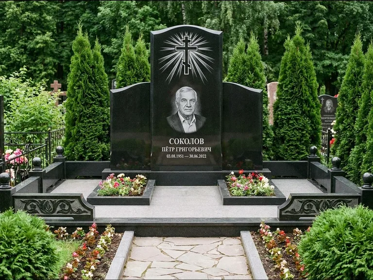 Памятник из чёрного гранита — низкая стела с крестом сбоку с золочёным крестом, работа «Верещагин» в Томске