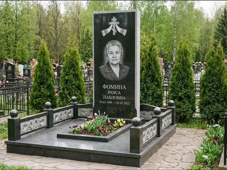 Памятник из чёрного гранита — семейный мемориал с ажурным резным крестом, работа «Мельникова» в Томске