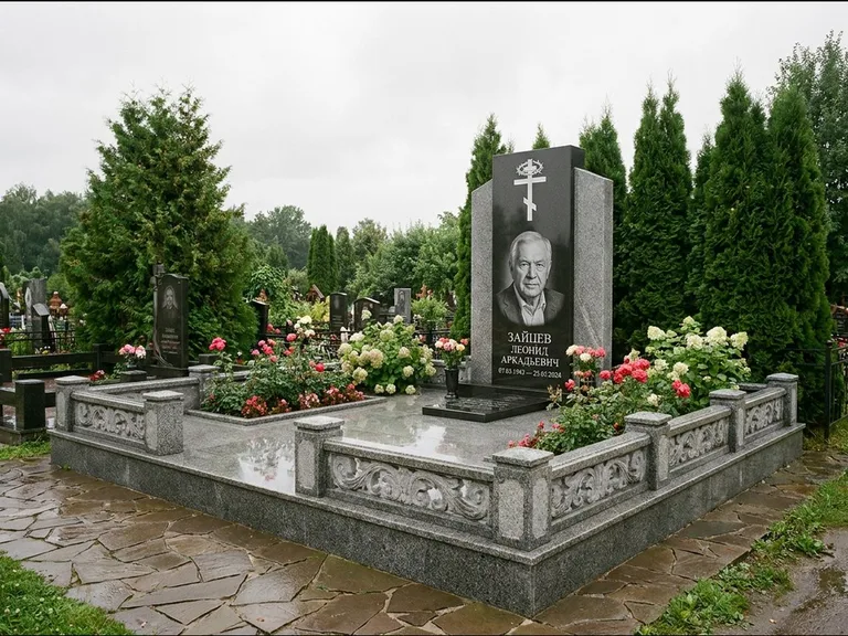 Памятник из чёрного гранита — стела с двумя портретами с крестом с рушником, работа «Богданов» в Томске