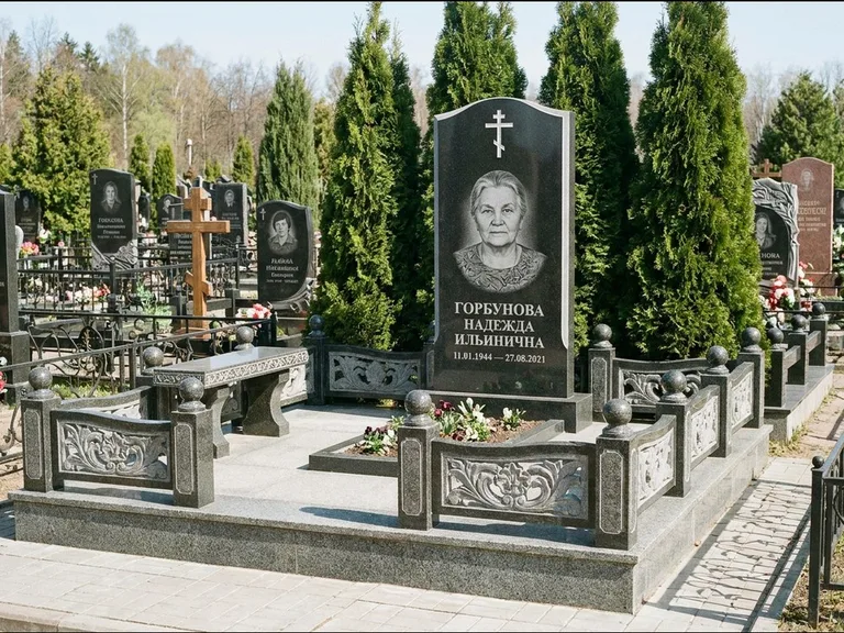 Памятник из чёрного гранита — стела с золочёным крестом с крестом с терновым венцом, работа «Селезнёва» в Томске