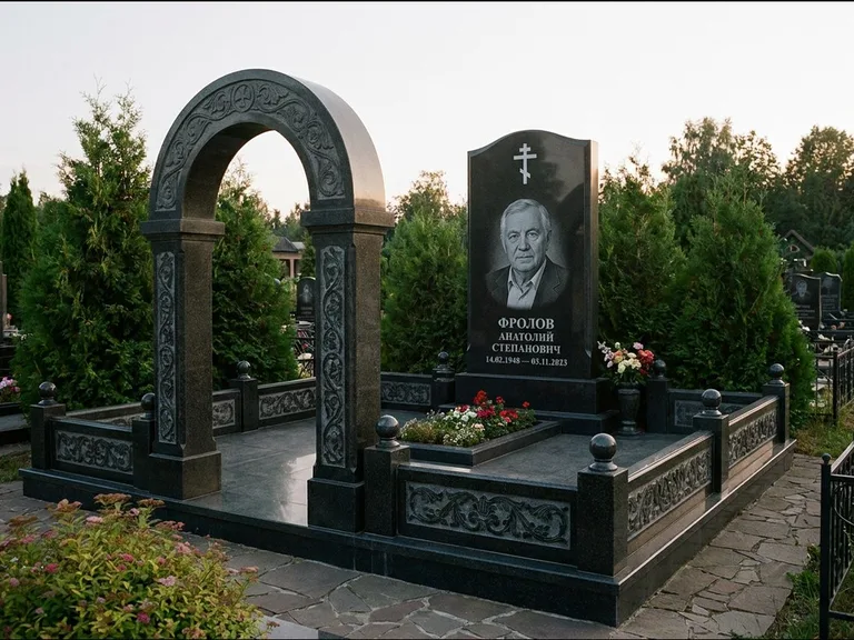 Памятник из чёрного гранита — высокая стела с процветшим крестом с православным восьмиконечным крестом, работа «Панкратов» в Томске