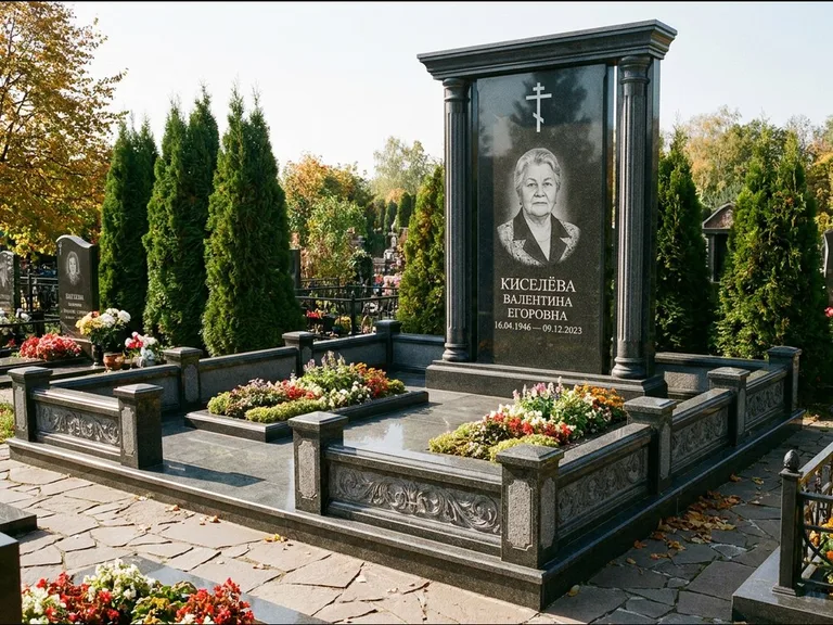 Памятник из чёрного гранита — стела с кельтским крестом с латинским крестом, работа «Ерофеева» в Томске