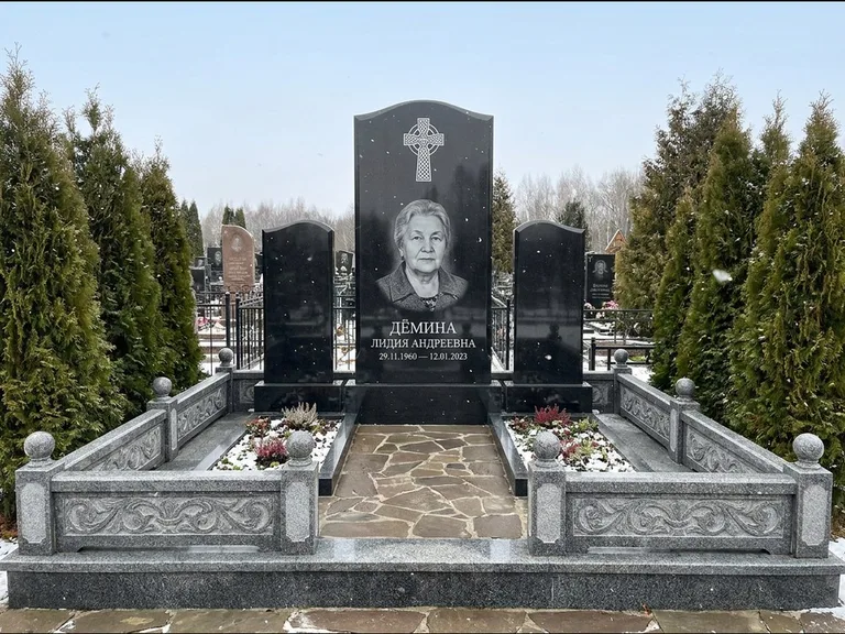Памятник из чёрного гранита — стела с крестом и ветвью с кельтским крестом, работа «Лаврентьева» в Томске