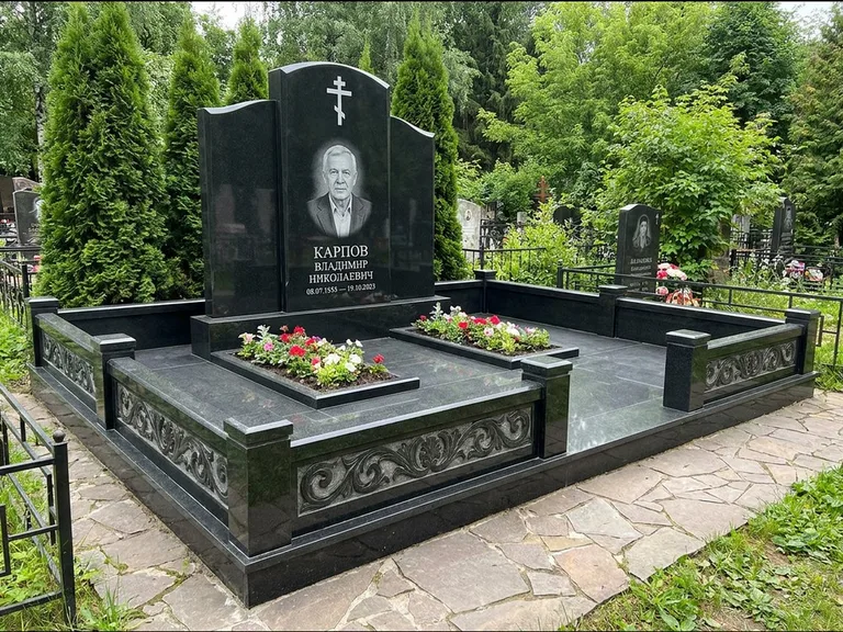Памятник из чёрного гранита — двойная семейная стела с крестом на Голгофе, работа «Тихонов» в Томске