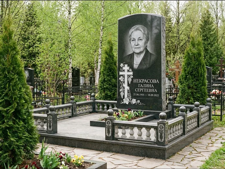 Памятник из чёрного гранита — стела с крестом и книгой с крестом с распятием, работа «Савельева» в Томске