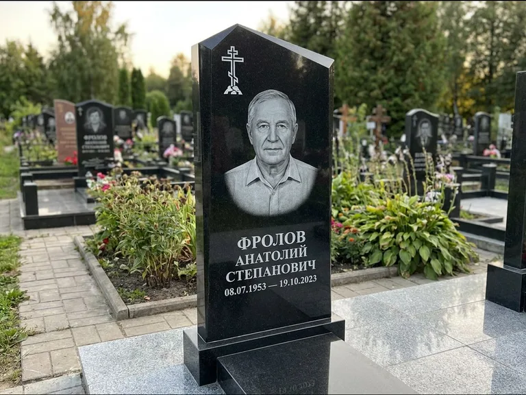 Памятник из чёрного гранита — стела со столиком и скамьёй с крестом на Голгофе, работа «Верещагин» в Томске