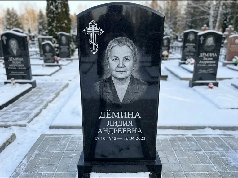 Памятник из чёрного гранита — стела домиком с крестом в лучах, работа «Селезнёва» в Томске