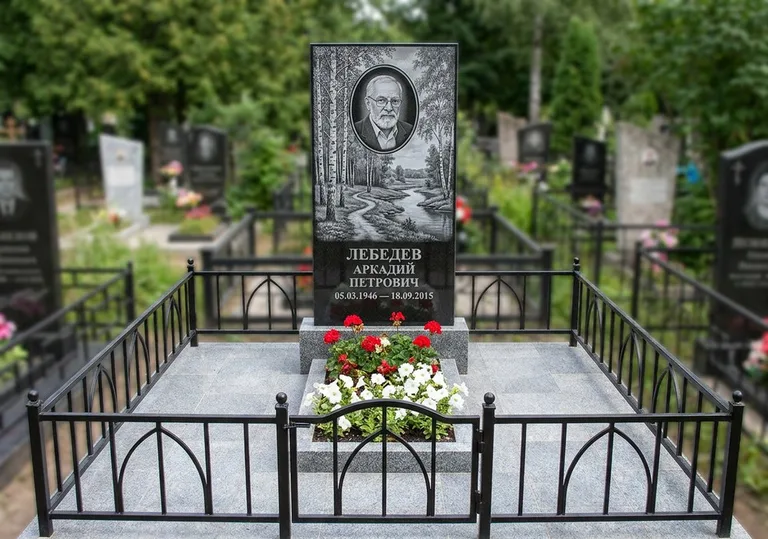 Памятник с гравировкой берёзовой рощи, портретом и надписью в Томске