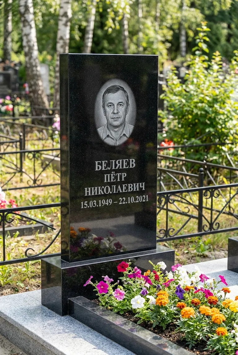 Вертикальный чёрный гранитный памятник под ключ с цветником в Томске