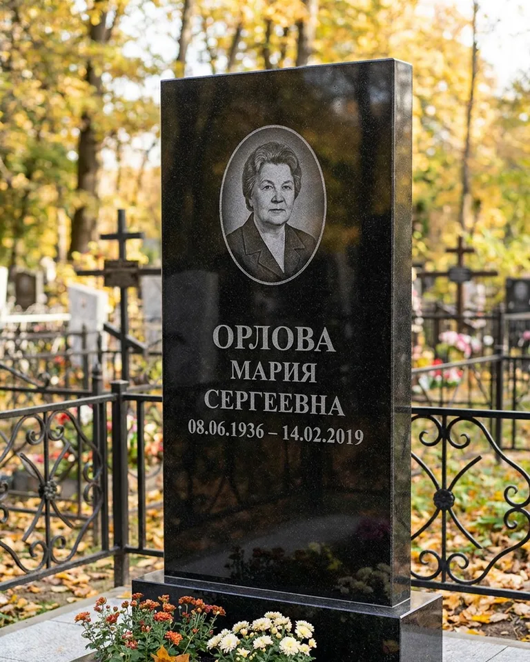 Вертикальный серый гранитный памятник под ключ, осень в Томске