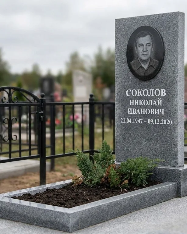 Чёрный памятник под ключ на гранитном цоколе в Томске