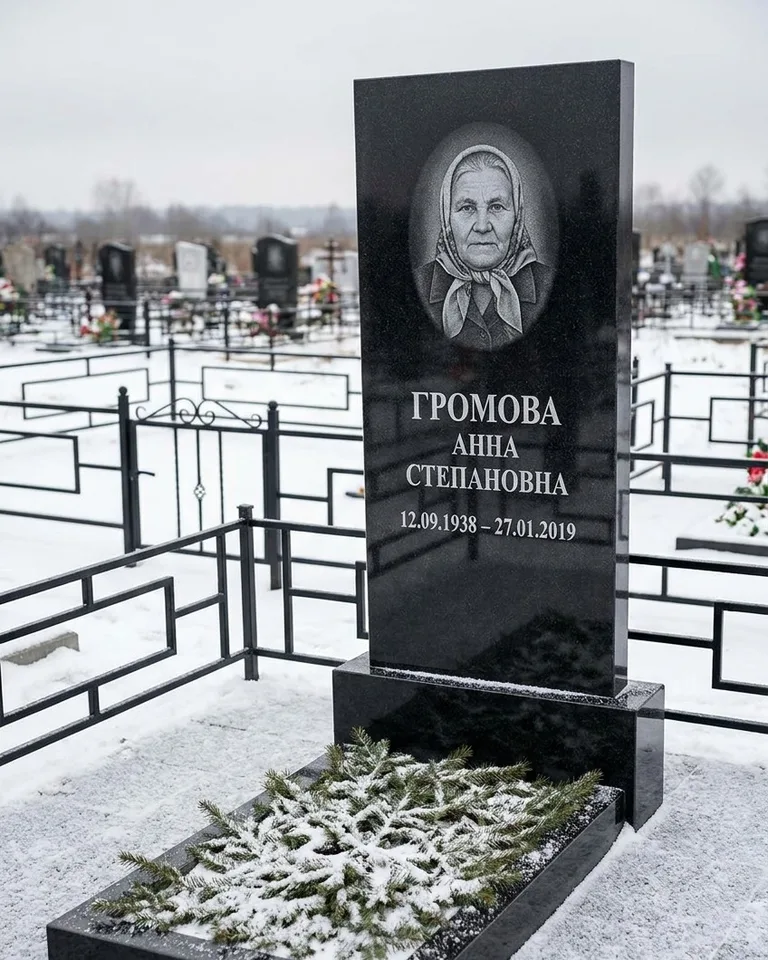 Простой вертикальный памятник под ключ зимой в Томске