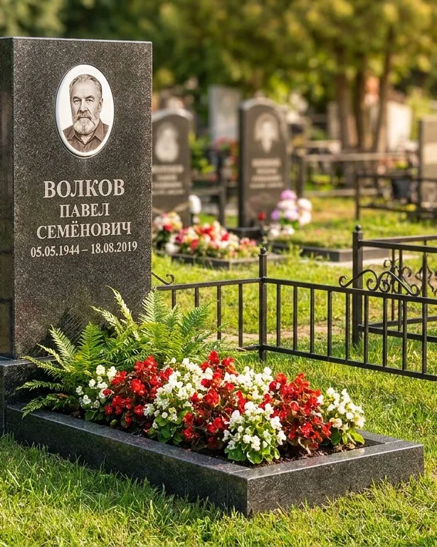 Тёмно-серый памятник под ключ с художественной гравировкой в Томске