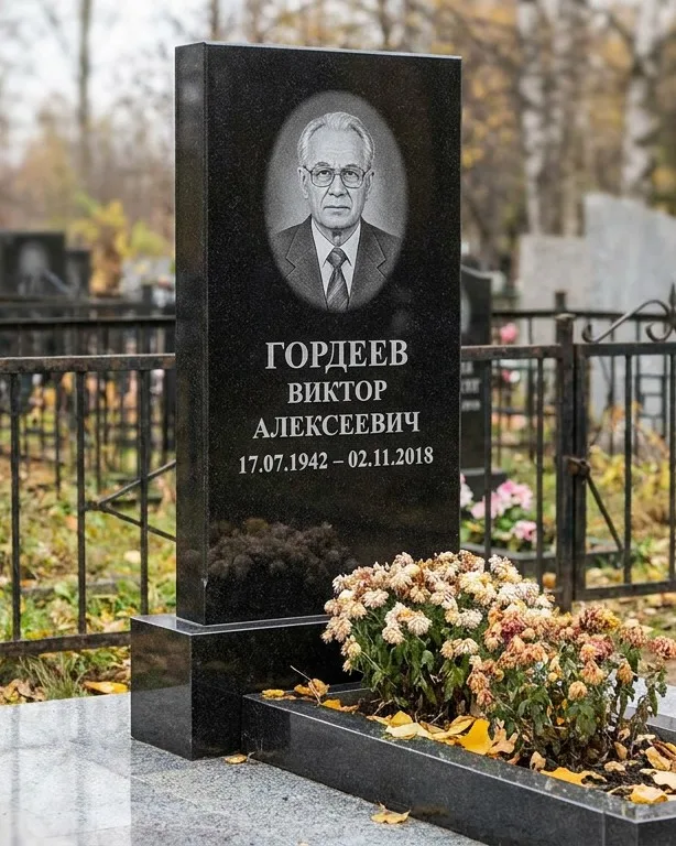 Памятник под ключ с гранитным цоколем и плиткой в Томске