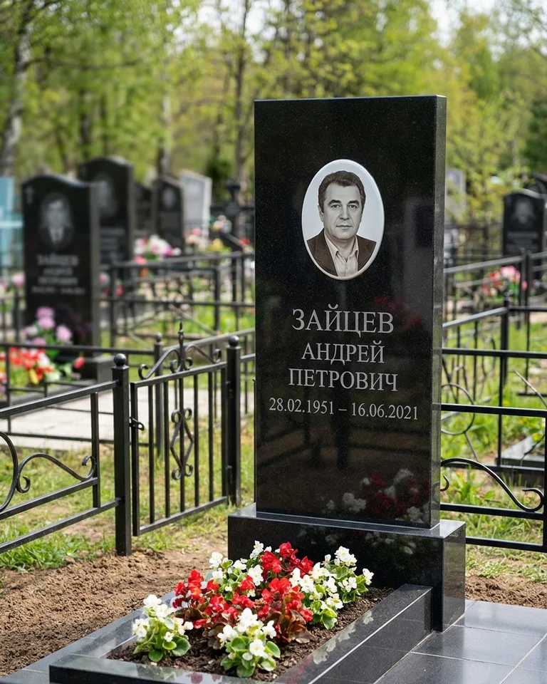 Памятник под ключ с гранитной вазой и цветами в Томске