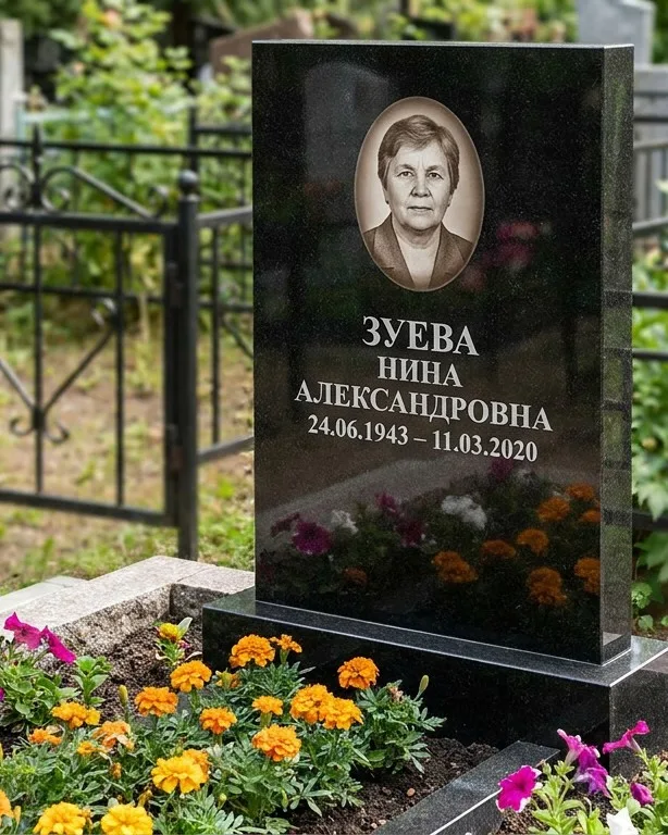 Горизонтальный чёрный гранитный памятник под ключ в Томске