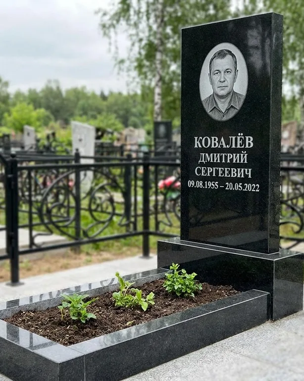 Горизонтальный серый памятник под ключ, осень в Томске