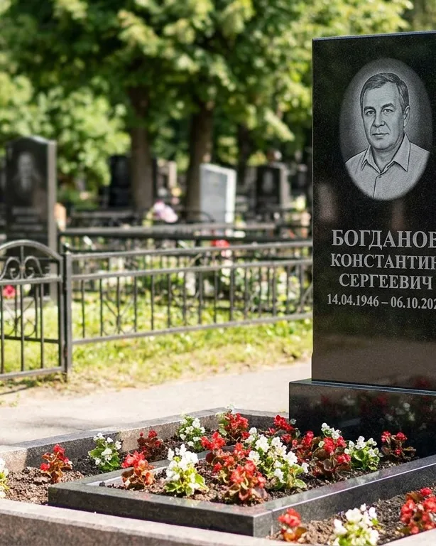 Низкий горизонтальный памятник под ключ с цветником в Томске