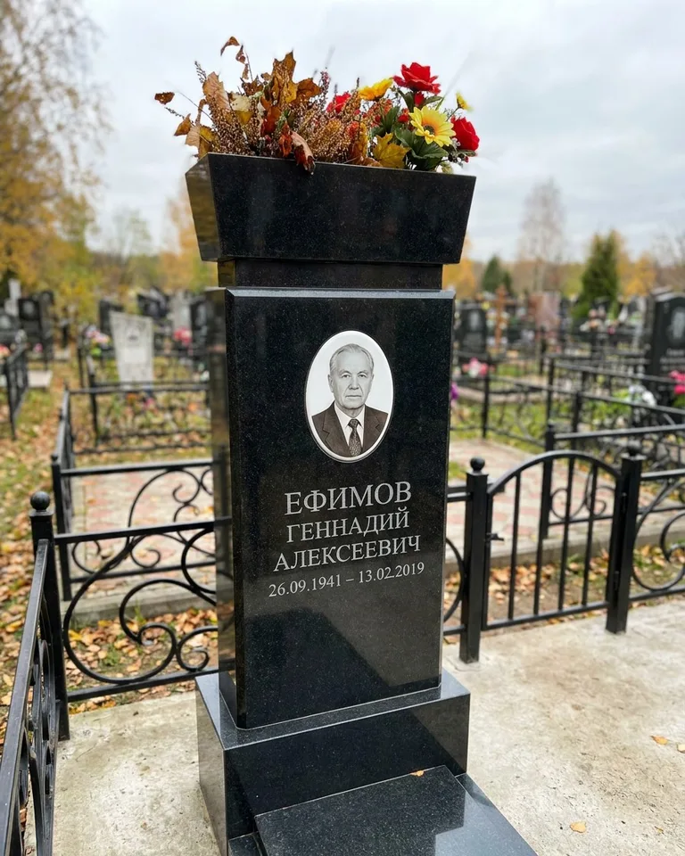 Двойной семейный памятник под ключ с портретами в Томске